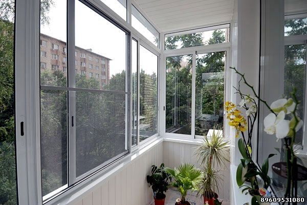 На фотографии остекление балкона в Санкт-Петербурге
